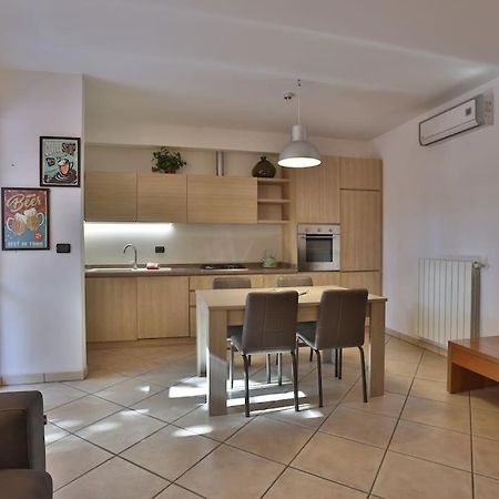 דירות לצ'ה Casa Guglielmi מראה חיצוני תמונה